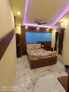 - une chambre avec un lit et un ventilateur de plafond dans l'établissement Super OYO The Orchid Residency, à Kolkata