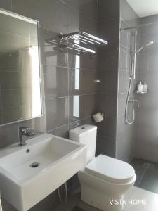 y baño con lavabo, aseo y espejo. en Imperium Residence Kuantan 2 Bedroom Sea View, en Kuantan