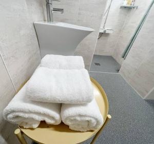 uma casa de banho com um lavatório e toalhas numa mesa em Hong Yang em Jeju