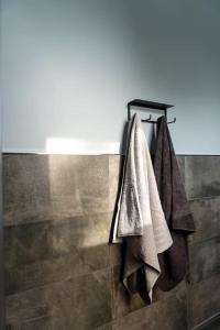 La salle de bains est pourvue de serviettes accrochées au mur. dans l'établissement Bella Casa, à Hagen