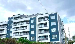 - un bâtiment bleu avec des balcons sur le côté dans l'établissement Xellent Suites- Marg House, à Nakuru