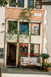 een tafel en stoelen voor een gebouw bij Unieke woning in het historisch stadscentrum in Antwerpen