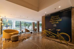 um museu com uma bicicleta amarela numa sala em Golden Tulip Bhopal em Bhopal