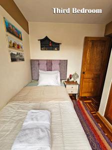 Cet appartement comprend une chambre avec un lit et une chambre séparée. dans l'établissement Puma Wasi, céntrico, acogedor, bien iluminado, à Cusco