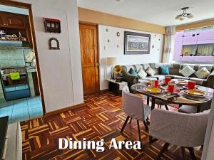 un salon avec un coin repas avec une table dans l'établissement Puma Wasi, céntrico, acogedor, bien iluminado, à Cusco 24 autres photos