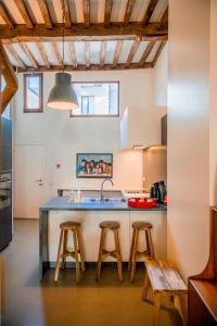 een keuken met een blauw aanrecht en krukken bij Unieke woning in het historisch stadscentrum in Antwerpen