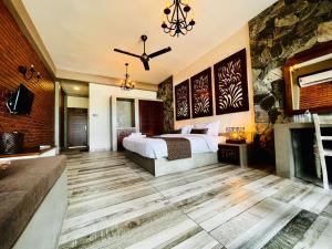Habitación de hotel con cama y chimenea en Adique's Resorts, en Marawila