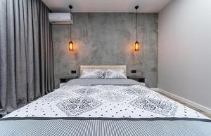 キーウにあるAparts Lesi Ukrainki 24のベッドルーム1室(白いベッドカバー付きの大型ベッド1台付)