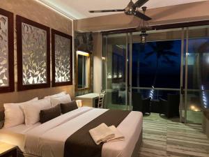瑪拉威拉的住宿－Adique's Resorts，一间卧室设有一张大床和一个大窗户