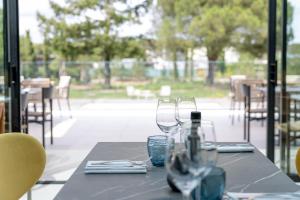 Hôtel Parc du Landreau餐厅或其他用餐的地方