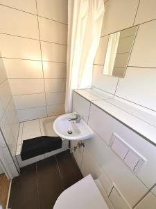 a small bathroom with a sink and a toilet at Monteurunterkunft Wolkersdorf in Schwabach