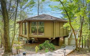 a green tiny house in the woods at Chalet 141 - Peaceful wooded views cozy interiors plus wifi in Marblehill