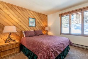 En eller flere senger på et rom på Sunburst Condo 2779 - Room for Up To 10 Guests and Elkhorn Resort Amenities