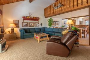 Et sittehjørne på Sunburst Condo 2779 - Room for Up To 10 Guests and Elkhorn Resort Amenities