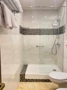 ヴォログダにあるAura Hotel & Spaのバスルーム(シャワー、バスタブ、トイレ付)