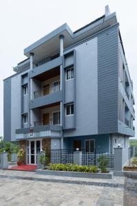 un gran edificio con un patio delante de él en Rashra Residency en Manipala