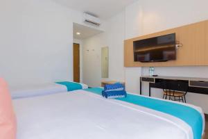 Postel nebo postele na pokoji v ubytování Sans Hotel Box Mansion Surabaya by RedDoorz