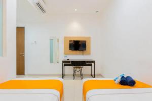 TV a/nebo společenská místnost v ubytování Sans Hotel Box Mansion Surabaya by RedDoorz
