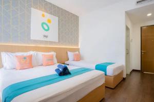 Postel nebo postele na pokoji v ubytování Sans Hotel Box Mansion Surabaya by RedDoorz
