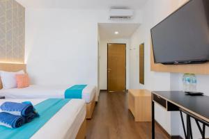 Postel nebo postele na pokoji v ubytování Sans Hotel Box Mansion Surabaya by RedDoorz