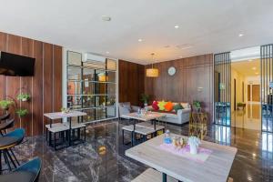 Posezení v ubytování Sans Hotel Box Mansion Surabaya by RedDoorz
