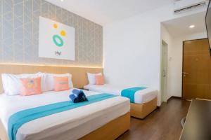 Postel nebo postele na pokoji v ubytování Sans Hotel Box Mansion Surabaya by RedDoorz