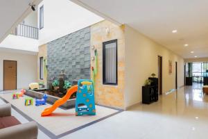 Posezení v ubytování Sans Hotel Box Mansion Surabaya by RedDoorz