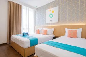 Postel nebo postele na pokoji v ubytování Sans Hotel Box Mansion Surabaya by RedDoorz