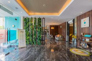 Posezení v ubytování Sans Hotel Box Mansion Surabaya by RedDoorz