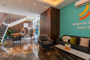 Posezení v ubytování Sans Hotel Box Mansion Surabaya by RedDoorz