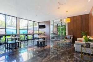 Posezení v ubytování Sans Hotel Box Mansion Surabaya by RedDoorz