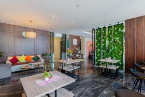 Posezení v ubytování Sans Hotel Box Mansion Surabaya by RedDoorz