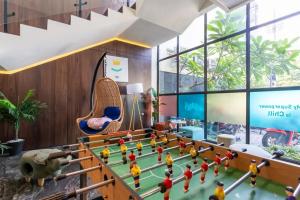 Herní místnost v ubytování Sans Hotel Box Mansion Surabaya by RedDoorz