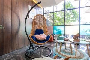 Posezení v ubytování Sans Hotel Box Mansion Surabaya by RedDoorz