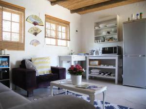 sala de estar con nevera y mesa en Karoo Feels en Prince Albert