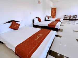 Giường trong phòng chung tại Trúc Hoàng Hà Hotel