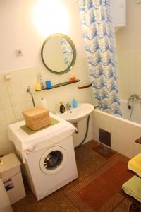 y baño con lavadora y lavamanos. en Apartment Sendy, en Zadar