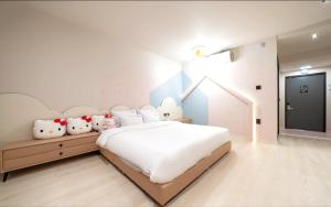 Postel nebo postele na pokoji v ubytování Jangyu Almond Kids Hotel