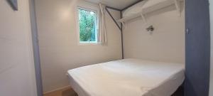 ein kleines Schlafzimmer mit einem Bett und einem Fenster in der Unterkunft ARDECHO O'HARA B in Saint-Lager-Bressac