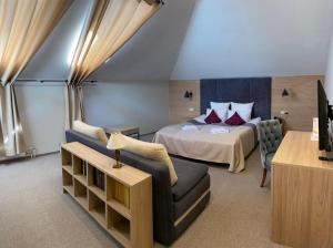 ヴォログダにあるAura Hotel & Spaのベッドルーム1室(ベッド1台、ソファ付)