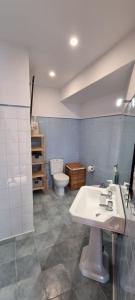 een badkamer met wastafel en toilet bij MAGNÍFICO ÁTICO EN EL CENTRO DE DENIA in Denia +14 foto's