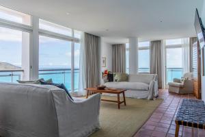 - un salon avec vue sur l'océan dans l'établissement Langley Resort Fort Royal, à Deshaies