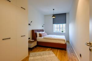 een slaapkamer met een bed en een raam bij 12B, Luxe Designer Oase ~ Historisch Centrum ~ Uitzicht in Oisterwijk