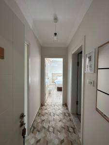 un pasillo con una habitación con cama y suelo en Well Hotel Edirne en Edirne