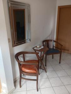 a room with two chairs and a table at Ferienwohnung neben HBF in Gera