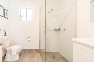 Ένα μπάνιο στο A Chic Coastal Hideaway at Toowoon Bay Beach +27 φωτογραφίες