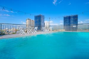 uma piscina no telhado de um edifício com edifícios altos em Nam Thu Hotel em Quy Nhon