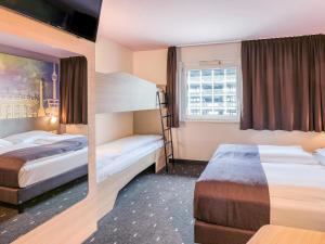 Llit o llits en una habitació de B&B Hotel Stuttgart-Vaihingen