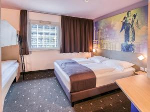 Llit o llits en una habitació de B&B Hotel Stuttgart-Vaihingen