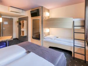 Llit o llits en una habitació de B&B Hotel Stuttgart-Vaihingen